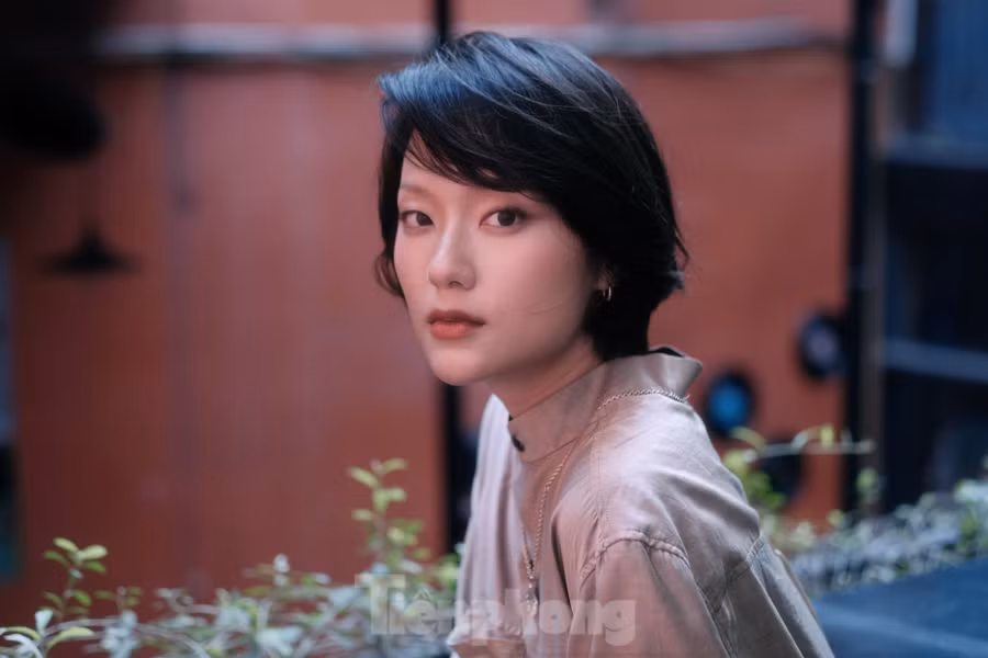 Nữ diễn viên 31 tuổi khẳng định cô là người ít kinh nghiệm nhất trong dàn diễn viên chính của Địa đạo: Mặt trời trong bóng tối. Vì thế, cô học hỏi nhiều điều từ những nghệ sĩ tên tuổi như Thái Hòa, Quang Tuấn...