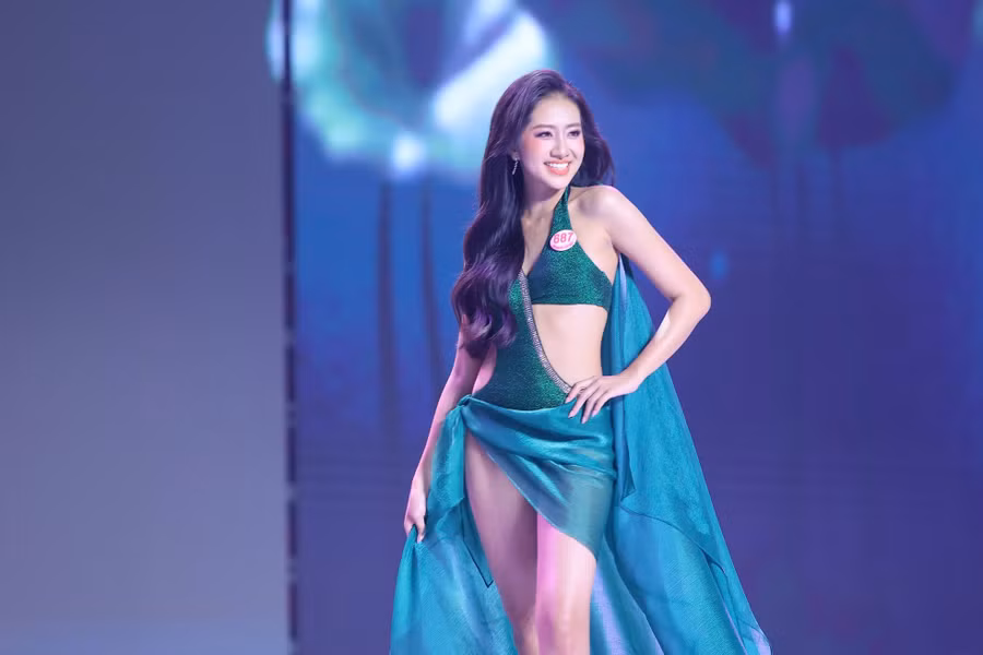 Ở buổi tổng duyệt tối 19/4, Hoa hậu Đỗ Thị Hà và Hoa hậu Thanh Thủy không giấu nổi sự phấn khích trước sắc vóc, khả năng trình diễn của 41 thí sinh.