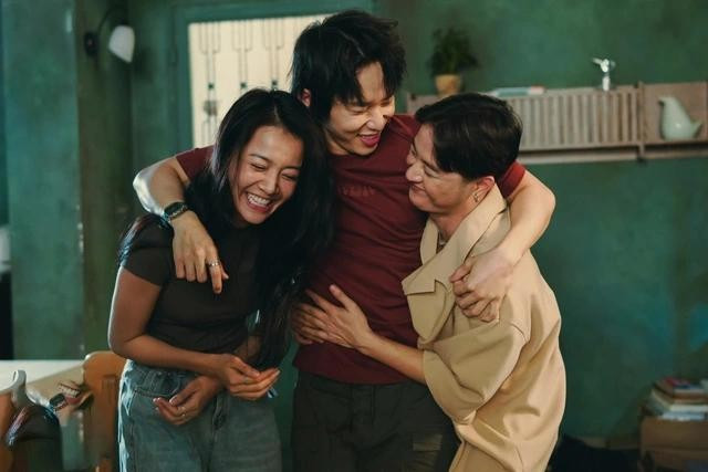 Karen Nguyễn, Kay Trần và Thanh Duy trong phim Dưới đáy hồ Karen Nguyễn, Kay Trần và Thanh Duy trong phim Dưới đáy hồ