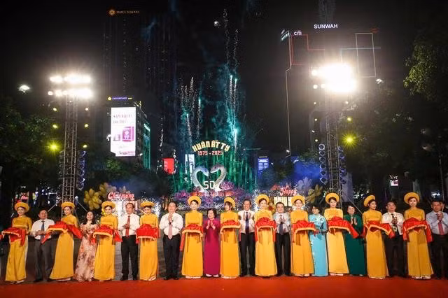 Lãnh đạo Đảng, Nhà nước và TP.HCM cùng cắt băng khai mạc đường hoa Nguyễn Huệ