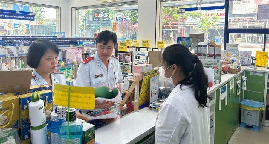 Thanh tra Sở Y tế tỉnh Lâm Đồng kiểm tra một nhà thuốc trên địa bàn. Ảnh: ĐOÀN KIÊN Thanh tra Sở Y tế tỉnh Lâm Đồng kiểm tra một nhà thuốc trên địa bàn. Ảnh: ĐOÀN KIÊN