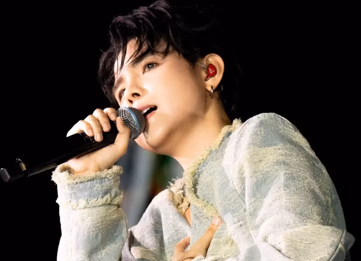 Nghệ sĩ hát giữa không gian di sản.