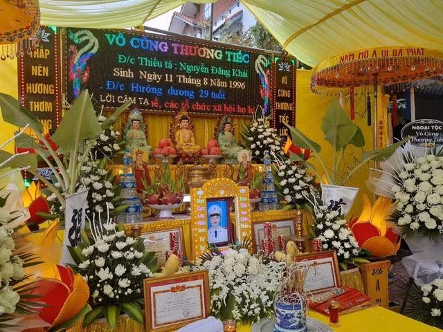 Lễ tang Thiếu tá Nguyễn Đăng Khải tại quê nhà Hưng Yên. Ảnh: Hà Nguyễn