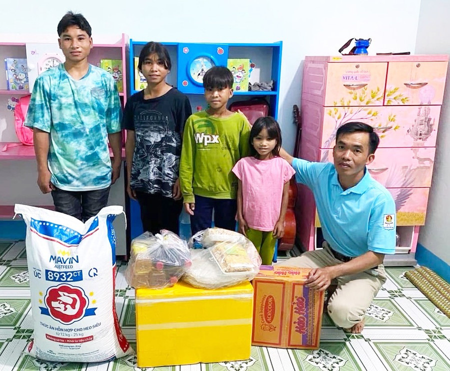 Thầy Trương Công Hương (bìa phải)-Phó Hiệu trưởng Trường Tiểu học và THCS Kim Đồng (xã An Thành) vận động nhu yếu phẩm tặng cho học sinh có hoàn cảnh khó khăn. Ảnh: N.M thay-truong-cong-huong-bia-phai-pho-hieu-truong-truong-tieu-hoc-va-thcs-kim-dong-xa-an-thanh-van-dong-nhu-yeu-pham-tang-cho-hoc-sinh-co-hoan-canh-kho-khan-anh-ngoc-minh.jpg