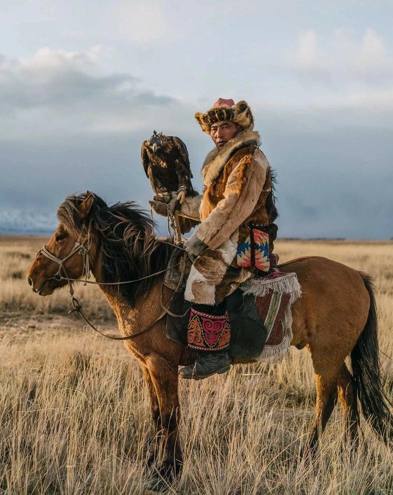 Một phần ba diện tích Mông Cổ được bao phủ bởi sa mạc, và mặc dù là quốc gia lớn thứ 18 trên thế giới nhưng 3 triệu dân lại khiến nơi đây trở thành quốc gia có dân số thưa thớt nhất