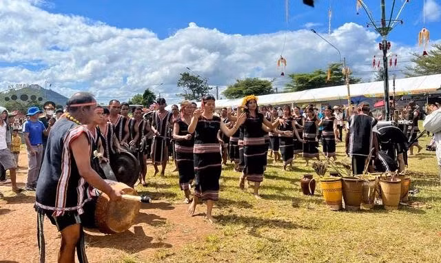 Cồng chiêng luôn gắn chặt với đời sống văn hóa tinh thần của đồng bào các dân tộc vùng Trường Sơn