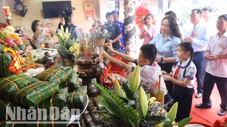 Các cháu học sinh dâng hương tưởng nhớ các Vua Hùng.