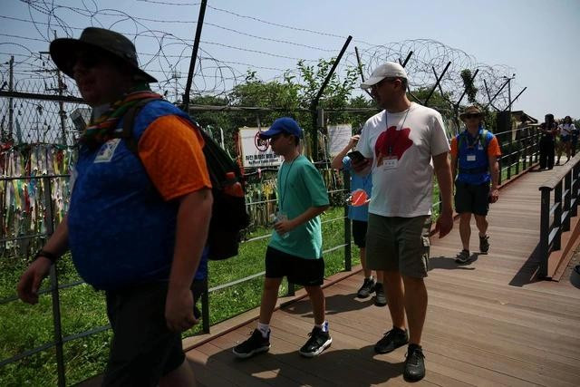 Du khách nước ngoài tham quan Khu phi quân sự liên Triều (DMZ) Du khách nước ngoài tham quan Khu phi quân sự liên Triều (DMZ)