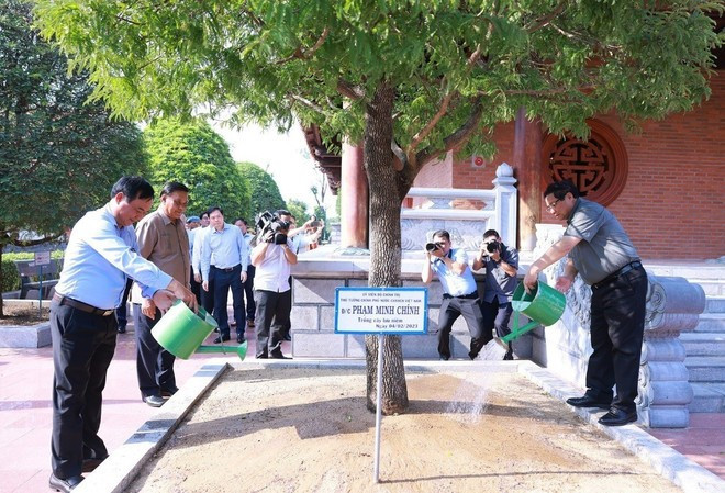 Thủ tướng Phạm Minh Chính trồng cây lưu niệm trong Khu di tích Đền thờ Tây Sơn tam kiệt tại huyện Tây Sơn (tỉnh Bình Định), ngày 22/3/2025. (Ảnh: Dương Giang/TTXVN) Thủ tướng Phạm Minh Chính trồng cây lưu niệm trong Khu di tích Đền thờ Tây Sơn tam kiệt tại huyện Tây Sơn (tỉnh Bình Định), ngày 22/3/2025. (Ảnh: Dương Giang/TTXVN)