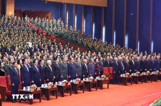 Tổng Bí thư Tô Lâm và các đại biểu thực hiện nghi lễ chào cờ. (Ảnh: Thống Nhất/TTXVN)