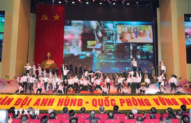 Chương trình sử thi nghệ thuật “80 năm dưới quân kỳ Quyết thắng” chào mừng Lễ kỷ niệm 80 năm Ngày thành lập Quân đội Nhân dân Việt Nam. (Ảnh: Trọng Đức/TTXVN)