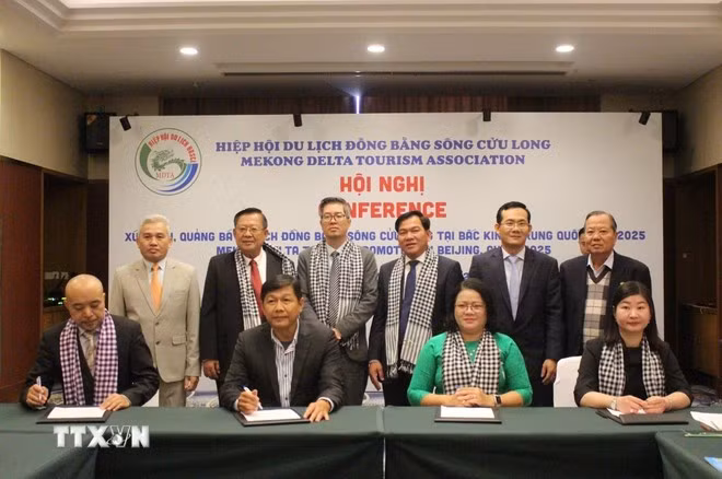 Lễ ký kết Biên bản ghi nhớ về hợp tác phát triển du lịch giữa đại diện doanh nghiệp du lịch các tỉnh, thành ĐBSCL và doanh nghiệp du lịch Trung Quốc. (Ảnh: Hải Yến/TTXVN)