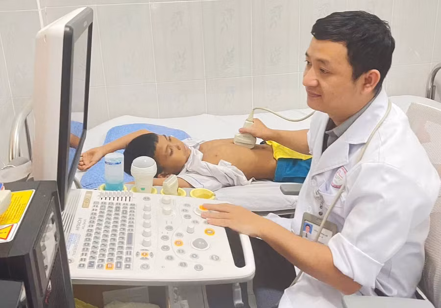bac-si-vo-phuong-de-sieu-am-bung-cho-mot-benh-nhan-nhi-anh-vu-chi.jpg