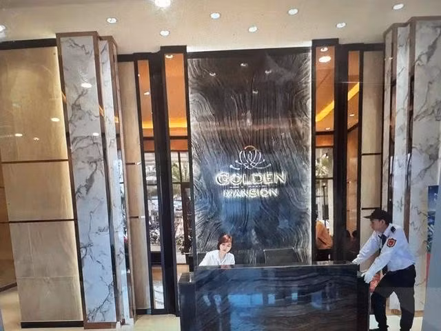 Bắt tạm giam 2 thành viên Ban quản trị chung cư Golden Mansion. Trong ảnh là sảnh lễ tân chung cư Golden Mansion
