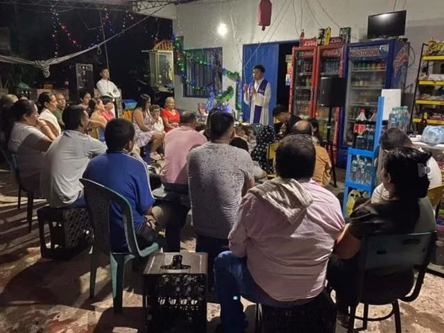 Linh mục Hoàng Văn Quỳnh trong một buổi thăm người dân tại Colombia