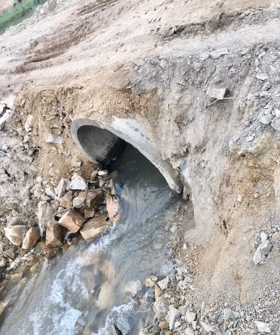 de-thoat-nuoc-ong-dung-da-dat-3-doan-ong-bang-be-tong-co-duong-kinh-khoang-1-m-sau-do-do-dat-da-lam-duong-qua-suoi-ia-mlah.jpg