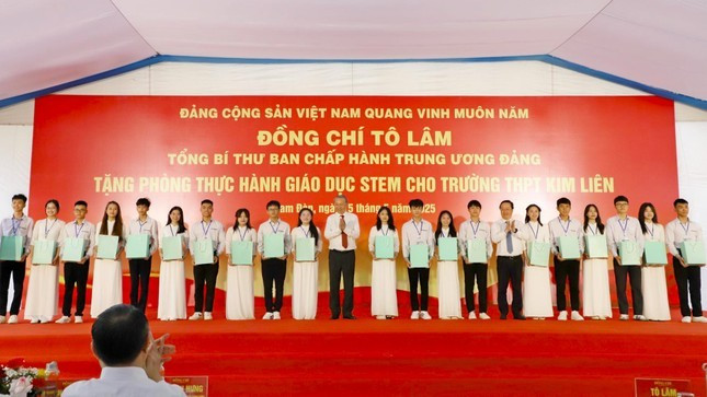 Tổng Bí thư Tô Lâm tặng phòng thực hành giáo dục STEM cho học sinh trường THPT Kim Liên Tổng Bí thư Tô Lâm tặng phòng thực hành giáo dục STEM cho học sinh trường THPT Kim Liên