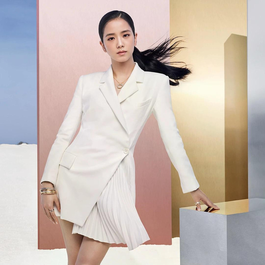 Trước khi ra mắt đĩa đơn solo đầu tay mang tên Me vào năm 2023, Jisoo có vai diễn trong các phim truyền hình như Hoa tuyết điểm (Snowdrop), Thanh gươm trừ tà...