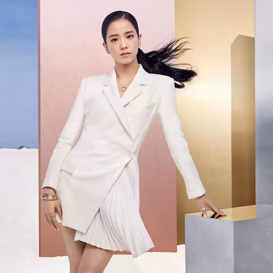 Trước khi ra mắt đĩa đơn solo đầu tay mang tên Me vào năm 2023, Jisoo có vai diễn trong các phim truyền hình như Hoa tuyết điểm (Snowdrop), Thanh gươm trừ tà...