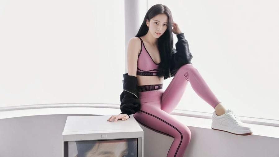 Chị cả nhóm BlackPink còn là gương mặt đại diện cho dòng trang phục thể thao Alo. Thương hiệu mời những gương mặt đình đám như chị em Kendall và Kylie Jenner, &quot;thiên thần nội y&quot; Rosie Huntington-Whiteley... quảng bá thương hiệu