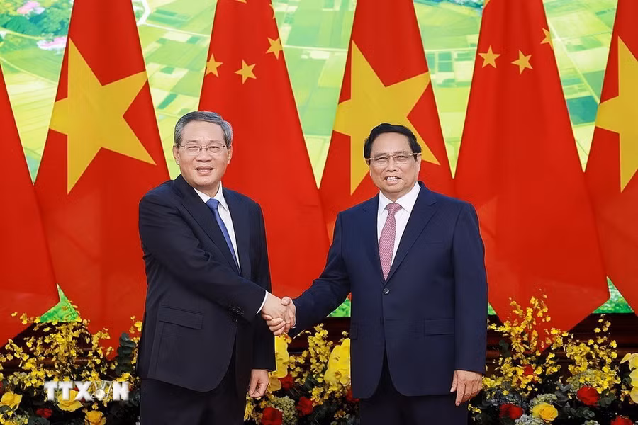 Thủ tướng Phạm Minh Chính và Thủ tướng Trung Quốc Lý Cường chụp ảnh chung trước hội đàm. (Ảnh: Dương Giang/TTXVN)