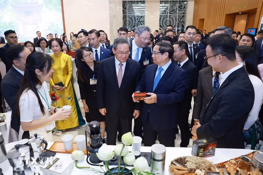 Thủ tướng Phạm Minh Chính và Thủ tướng Trung Quốc Lý Cường tham quan một số sản phẩm nông nghiệp Việt Nam xuất khẩu sang Trung Quốc. (Ảnh: Dương Giang/TTXVN)