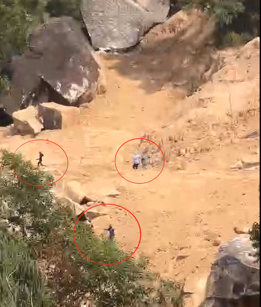 Phát hiện có công an, nhóm "đá tặc" kéo nhau bỏ chạy vào rừng cây. Ảnh: Công an cung cấp