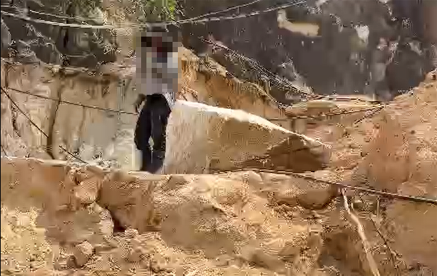 Đối tượng khai thác khoáng sản trái phép bị bắt quả tang tại hiện trường. Ảnh: Công an cung cấp Đối tượng khai thác khoáng sản trái phép bị bắt quả tang tại hiện trường. Ảnh: Công an cung cấp