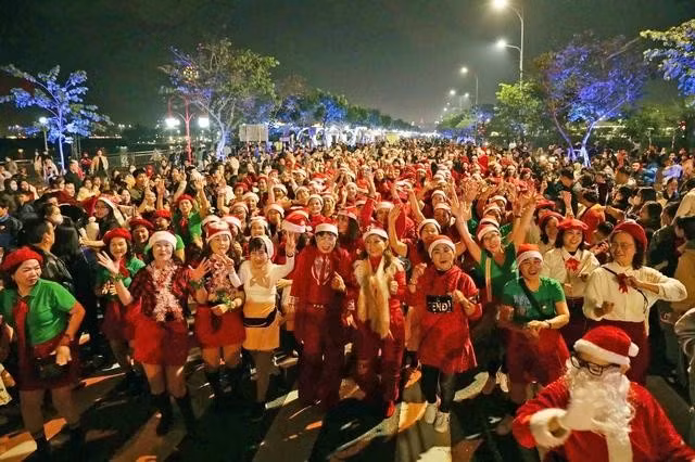 Lễ hội đón Giáng sinh - Chào năm mới thu hút đông đảo người dân, du khách