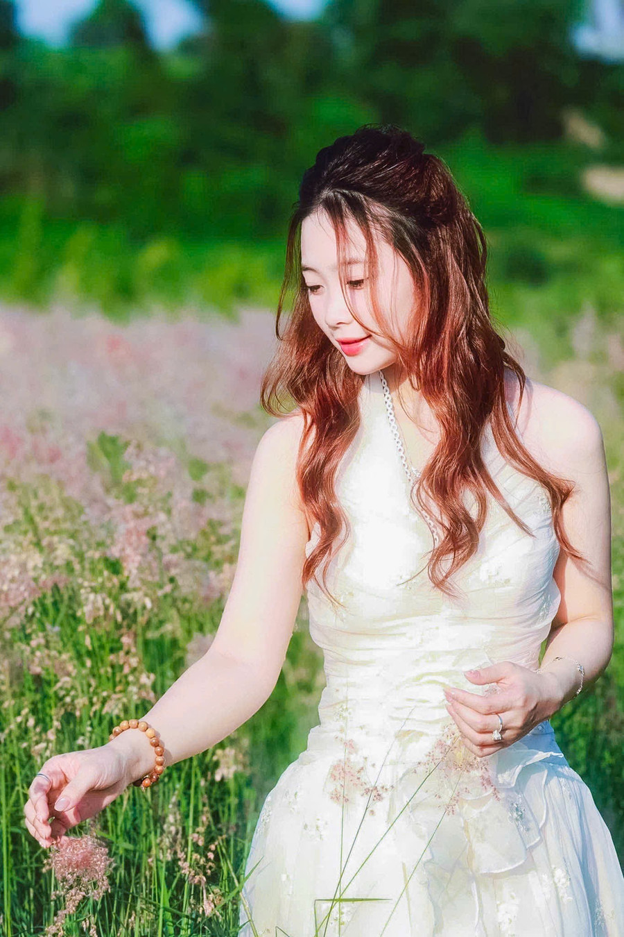 "Tôi từ Hưng Yên lên đây chụp ảnh với bãi cỏ hồng. Thật sự rất đẹp như lạc vào tiên cảnh", bạn Phương Mai (Văn Lâm, Hưng Yên) chia sẻ. "Tôi từ Hưng Yên lên đây chụp ảnh với bãi cỏ hồng. Thật sự rất đẹp như lạc vào tiên cảnh", bạn Phương Mai (Văn Lâm, Hưng Yên) chia sẻ.