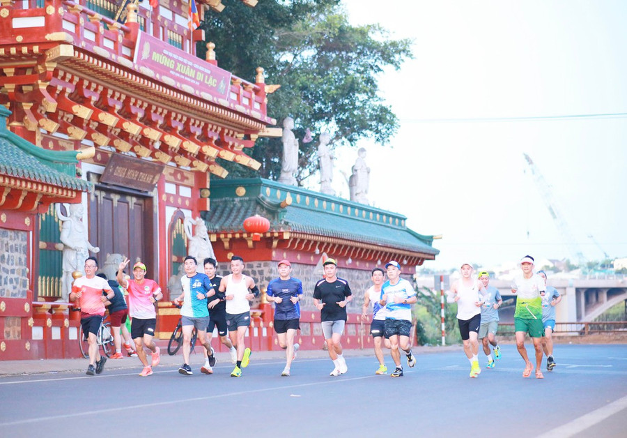 Phong trào tập luyện thể thao đã tạo làn sóng mới trong mọi hoạt động đời sống, kinh tế, xã hội tại TP. Pleiku. Ảnh: NVCC phong-trao-tap-luyen-the-thao-da-tao-lan-song-moi-trong-moi-hoat-dong-doi-song-kinh-te-xa-hoi-tai-tp-pleiiu-anvcc.jpg