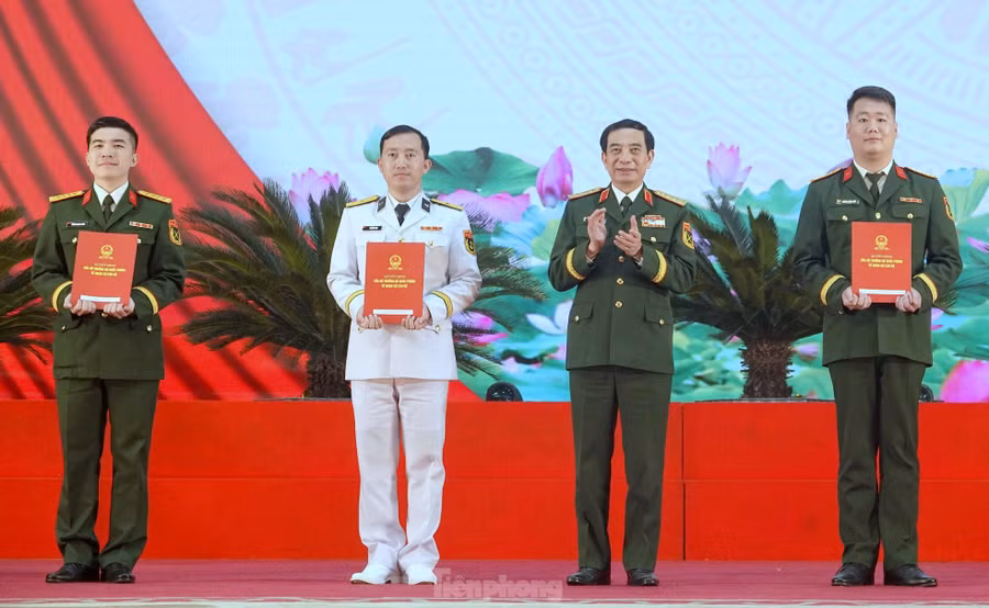 Đại tướng Phan Văn Giang trao các Quyết định tuyển dụng cán bộ, phong, thăng quân hàm sĩ quan trước thời hạn cho 3 trong số 10 Gương mặt trẻ tiêu biểu toàn quân năm 2024.