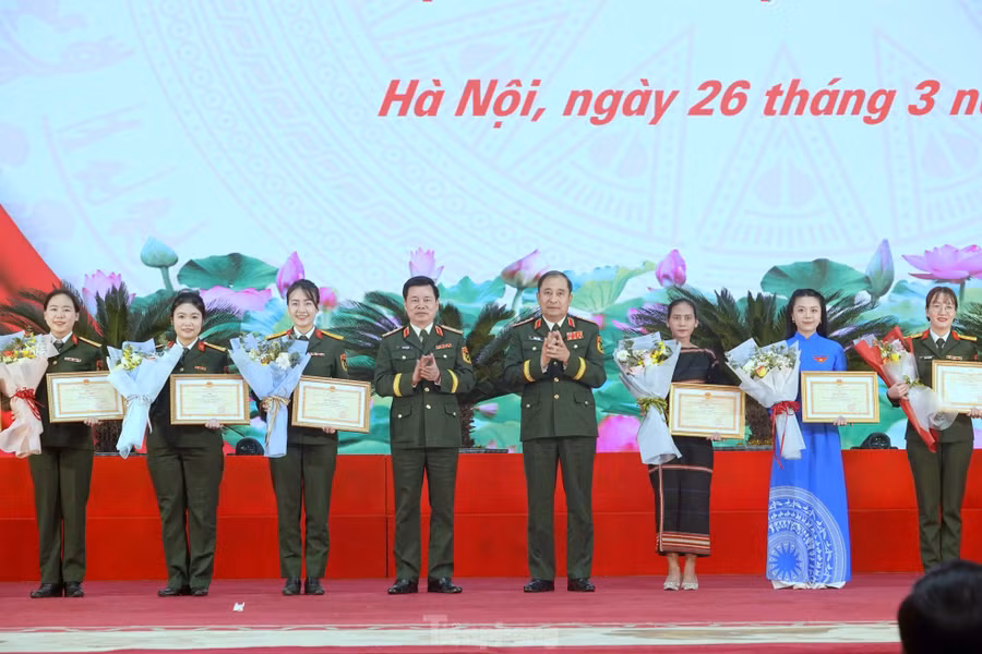 Lãnh đạo Ban Tuyên giáo và Dân vận Trung ương, Bộ Quốc phòng, Bộ Tổng tham mưu, Tổng cục Chính trị và Trung ương Đoàn trao thưởng cho 60 Gương mặt trẻ triển vọng toàn quân năm 2024.