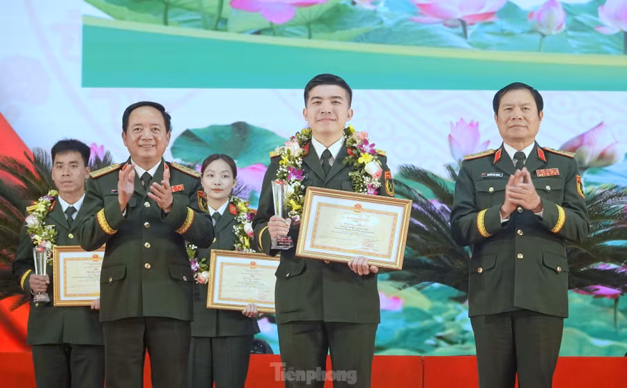 Thượng tướng Trịnh Văn Quyết - Chủ nhiệm Tổng cục Chính trị QĐND Việt Nam và Đại tướng Nguyễn Tân Cương - Tổng Tham mưu trưởng QĐND Việt Nam, Thứ trưởng Bộ Quốc phòng, trao thưởng 10 Gương mặt trẻ tiêu biểu toàn quân 2024.