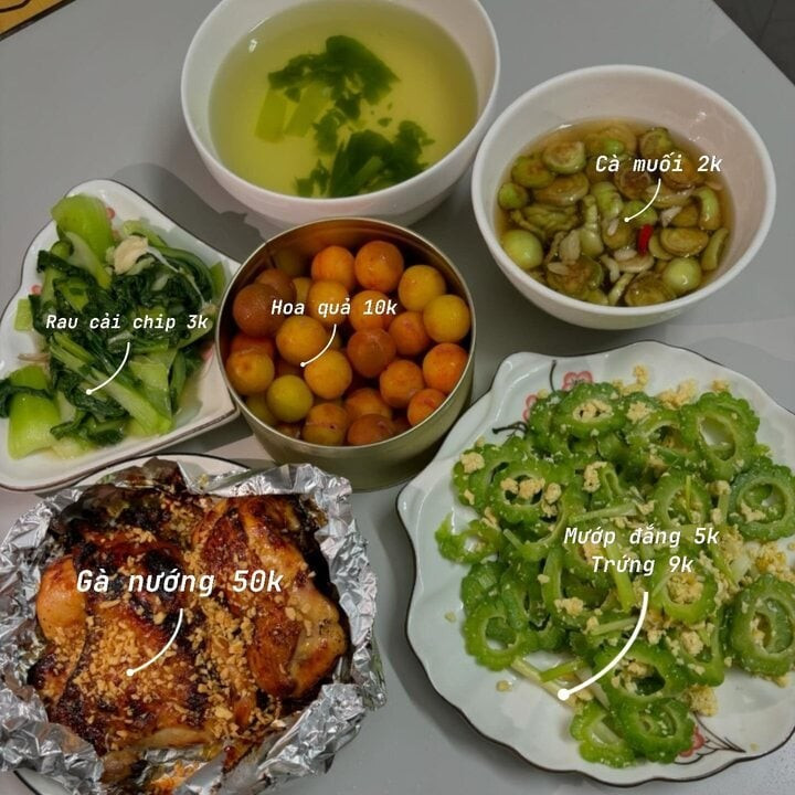 Bữa tối này ó các món đùi gà nướng tỏi, cải chíp xào tỏi.mướp đắng xào trứng, cà muối xổi, mận cơm. Bữa tối này ó các món đùi gà nướng tỏi, cải chíp xào tỏi.mướp đắng xào trứng, cà muối xổi, mận cơm.