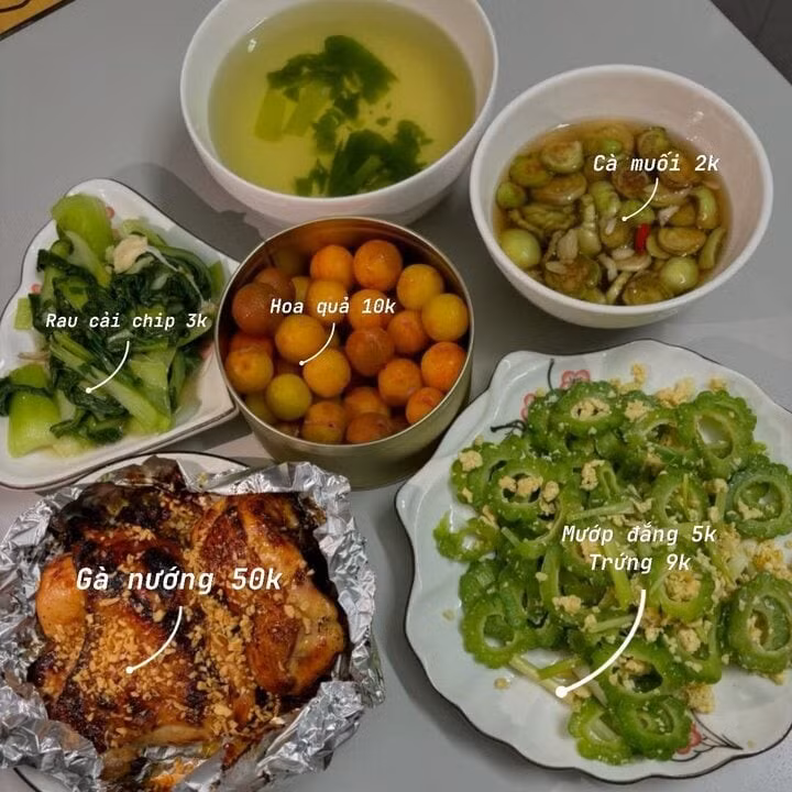 Bữa tối này ó các món đùi gà nướng tỏi, cải chíp xào tỏi.mướp đắng xào trứng, cà muối xổi, mận cơm.
