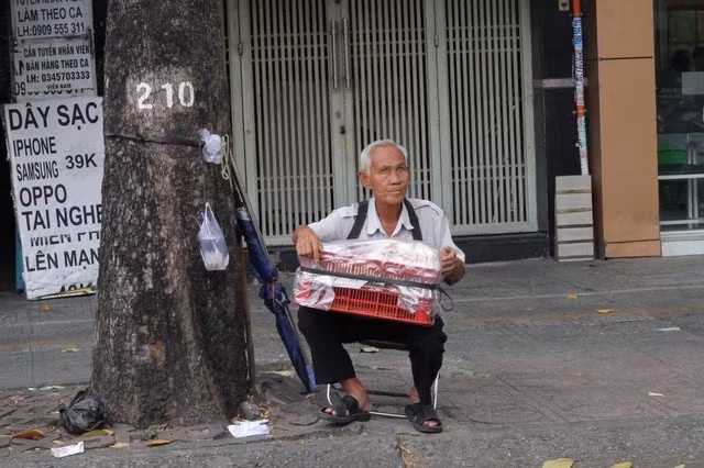 Ông Quang bán bánh mỗi ngày ở góc đường Nguyễn Tri Phương (Q.10)