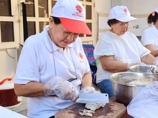 Cô Bông có mặt từ sáng sớm để chuẩn bị những phần cơm tươm tất cho người có hoàn cảnh khó khăn