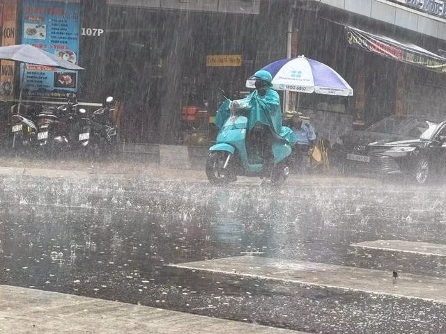 Dự báo trong những ngày đầu tuần này TP.HCM và Nam bộ tiếp tục có mưa trái mùa