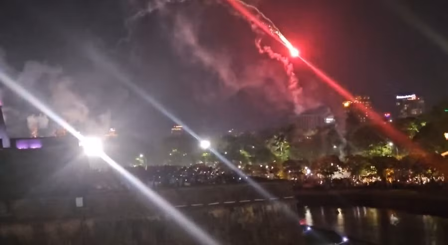 Nhiều người bỏ chạy vì hỏa pháo đang đỏ rực rơi rụng xuống sát chân