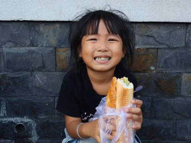 Những phần ăn sáng nghĩa tình được trao cho bà con