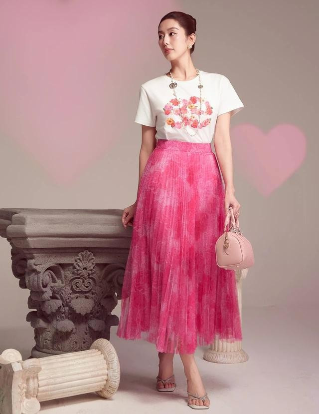 Ưu ái sự thoải mái, thoáng mát và dễ chịu là những kiểu chân váy rộng phối áo phông. Quý cô có thể chọn điểm nhấn tone sur tone về màu sắc hoặc kết hợp theo cách ngẫu hứng, để nét tự nhiên khơi gợi cảm xúc của người nhìn ngắm