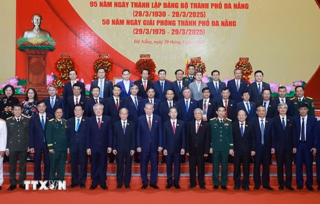 Tổng Bí thư Tô Lâm, các đồng chí lãnh đạo, nguyên lãnh đạo Đảng, Nhà nước và các đại biểu tại Lễ kỷ niệm. (Ảnh: Thống Nhất/TTXVN)