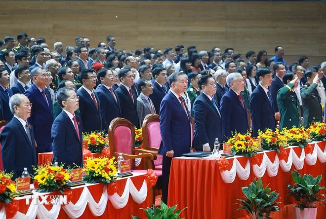 Tổng Bí thư Tô Lâm, các đồng chí lãnh đạo, nguyên lãnh đạo Đảng, Nhà nước và các đại biểu thực hiện nghi thức chào cờ. (Ảnh: Thống Nhất/ TTXVN)