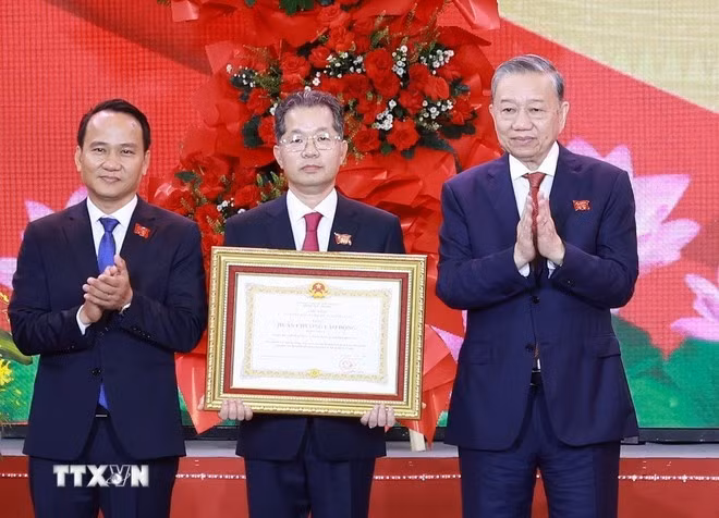 Tổng Bí thư Tô Lâm trao Huân chương Lao động hạng Nhất cho Đảng bộ, chính quyền và nhân dân Thành phố Đà Nẵng. (Ảnh: Thống Nhất/TTXVN)