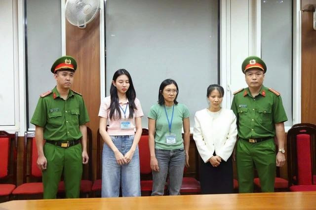 Hoa hậu Nguyễn Thúc Thùy Tiên (thứ 2 từ trái qua) và 2 bị can bị khởi tố Hoa hậu Nguyễn Thúc Thùy Tiên (thứ 2 từ trái qua) và 2 bị can bị khởi tố