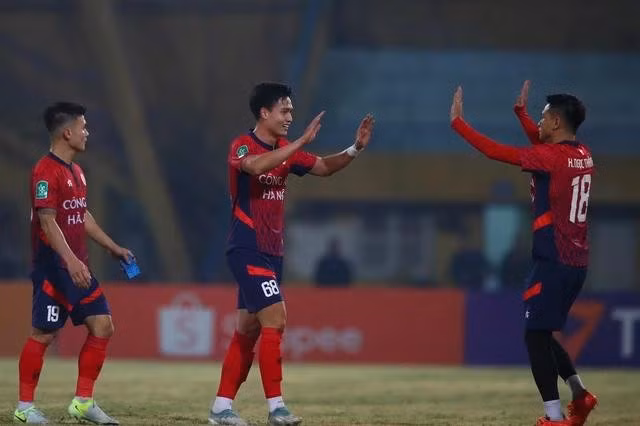 Việt Anh (giữa) ấn định thắng lợi cho CLB CAHN