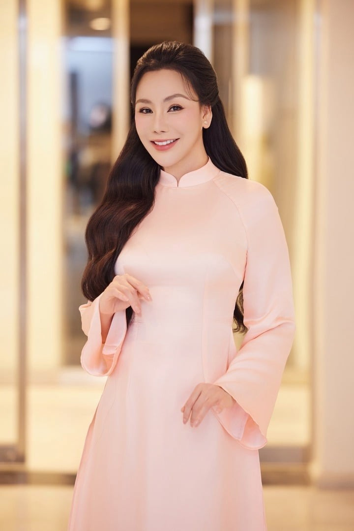 Hồ Quỳnh Hương hiện dành nhiều thời gian cho kinh doanh và tổ ấm nhỏ. Nhan sắc của cô cũng được khen mặn mà, tự nhiên hơn xưa. Hồ Quỳnh Hương hiện dành nhiều thời gian cho kinh doanh và tổ ấm nhỏ. Nhan sắc của cô cũng được khen mặn mà, tự nhiên hơn xưa.