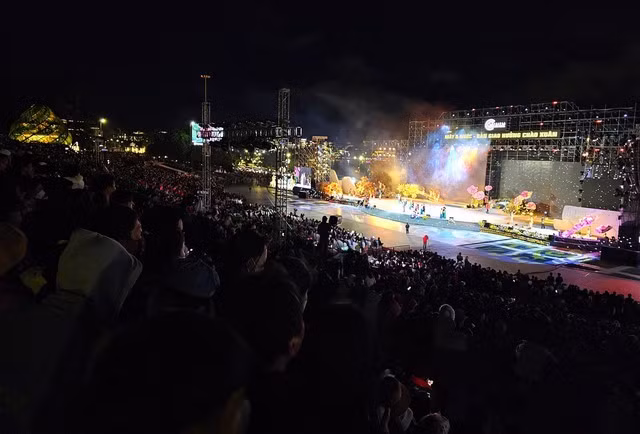 Chương trình còn có nhiều tiết mục múa, hát của nghệ sĩ Nhà hát Ca múa nhạc dân tộc Bông Sen và Đoàn nghệ thuật Dân tộc Nam Tây Nguyên - Trung tâm Văn hóa Nghệ thuật tỉnh Lâm Đồng tạo nên một đêm thưởng thức nghệ thuật thật nhiều cảm xúc