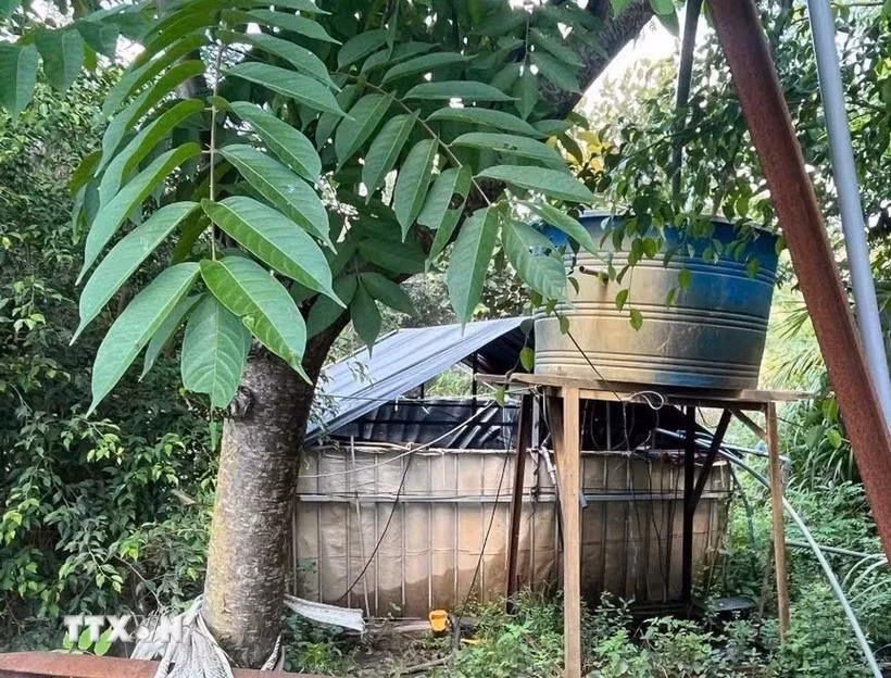 Hồ chứa nước cho vịt uống, nơi phát hiện 2 nạn nhân. (Ảnh: TTXVN phát)